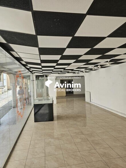 Local commercial dans Laval à louer - Photo intérieure – Image 3 sur 9