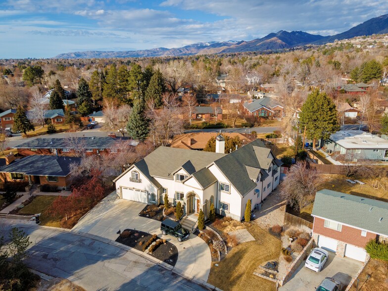2765 E Blue Spruce Dr, Holladay, UT à louer - Photo de l’immeuble – Image 3 sur 15