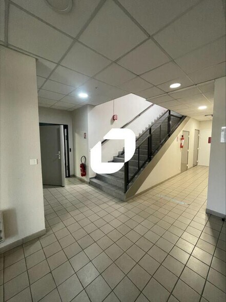 Bureau dans Gières à louer - Hall d’entrée – Image 3 sur 6