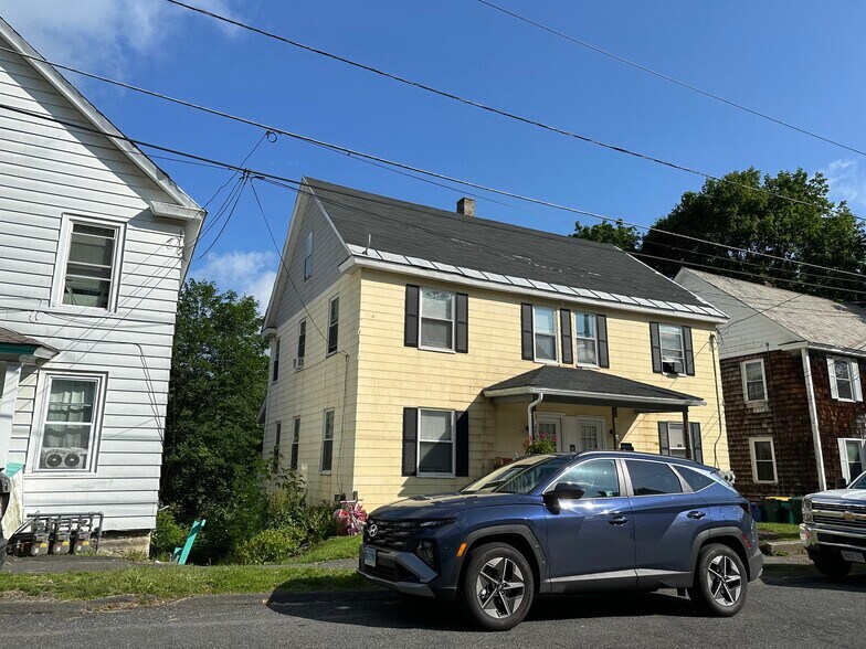27 Gallup St, North Adams, MA à vendre - Photo de l’immeuble – Image 2 sur 15
