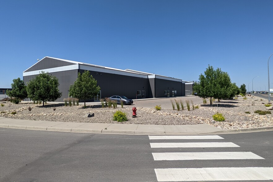 3036 N 36 St, Lethbridge, AB à louer - Photo de l’immeuble – Image 2 sur 7