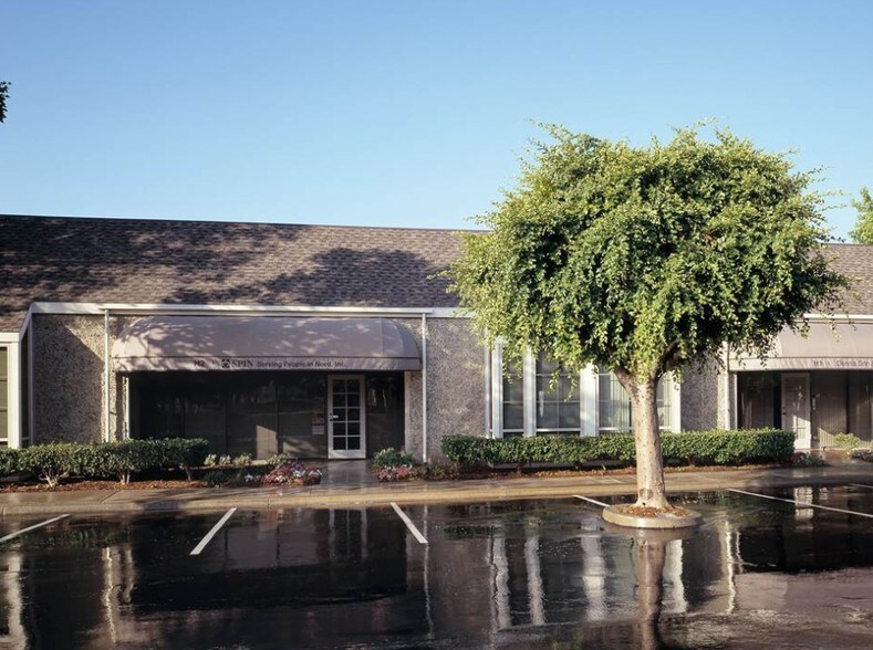 151 Kalmus Dr, Costa Mesa, CA à louer - Photo de l’immeuble – Image 2 sur 5