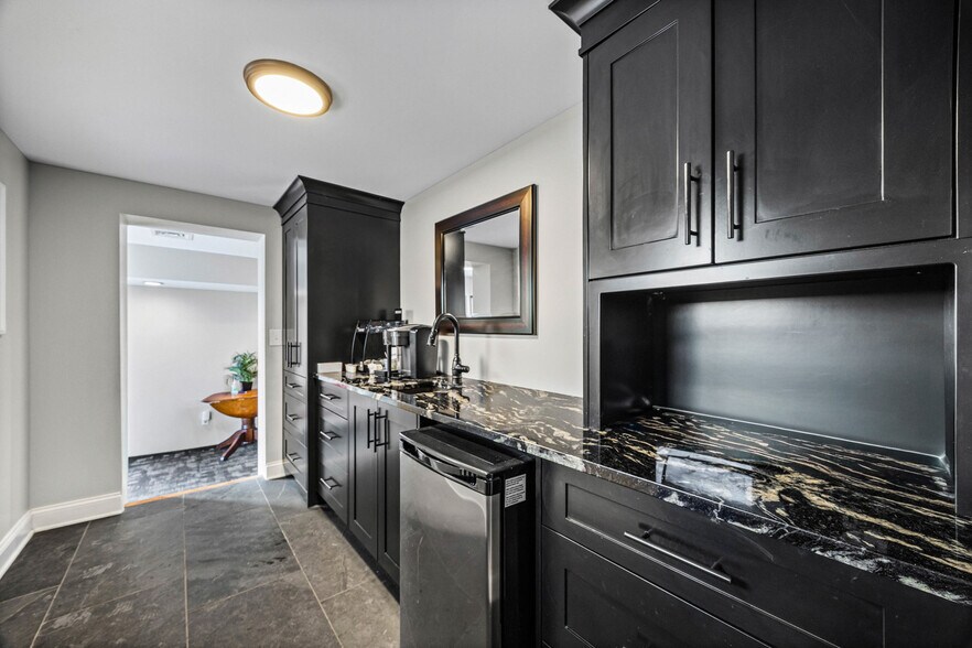 955 E Henrietta Rd, Rochester, NY à louer - Photo de l’immeuble – Image 3 sur 24