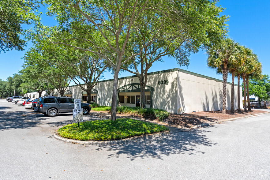 6203 Johns Rd, Tampa, FL à louer - Photo de l’immeuble – Image 1 sur 10