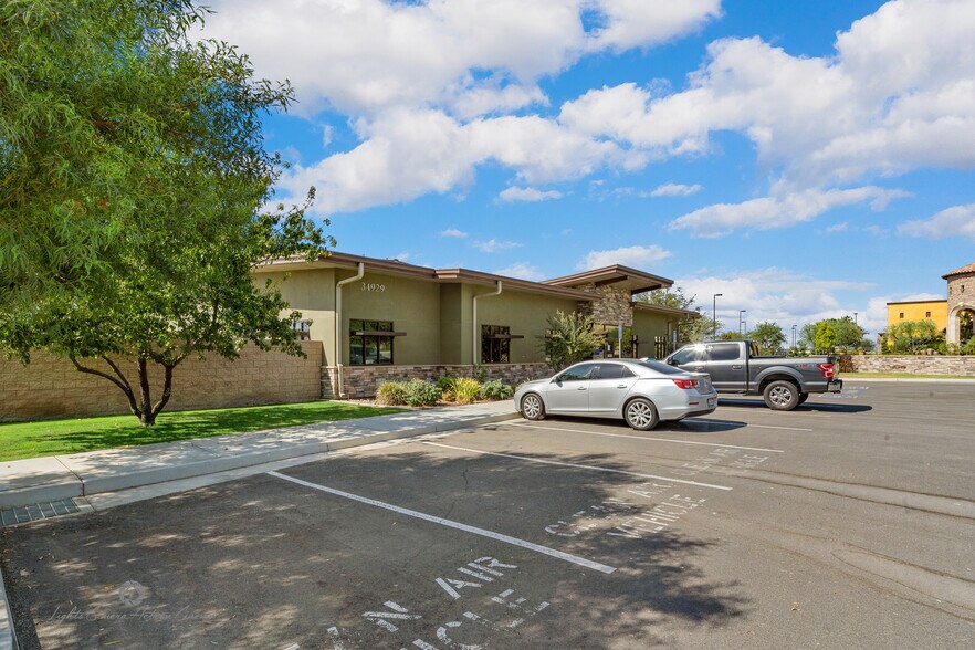 34929 Flyover Ct, Bakersfield, CA à louer - Photo de l’immeuble – Image 3 sur 17