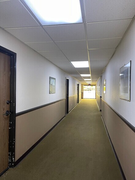 9333 Baseline Rd, Rancho Cucamonga, CA à louer - Hall d’entrée – Image 3 sur 8