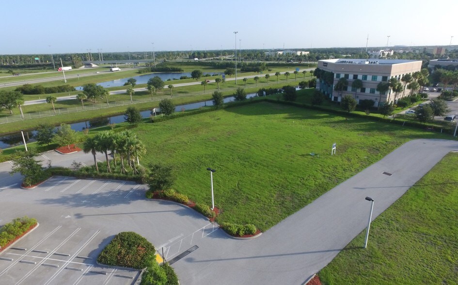 1880 SW Fountainview Blvd, Port Saint Lucie, FL à louer - Photo principale – Image 1 sur 3