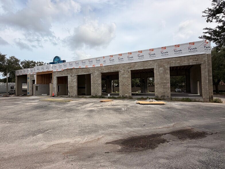 335 Commercial Ct, Venice, FL à vendre - Photo de l’immeuble – Image 2 sur 4