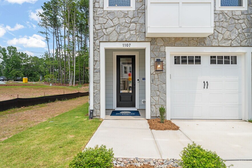 1007 Blackthorn Ln, Durham, NC à vendre - Photo de l’immeuble – Image 2 sur 45