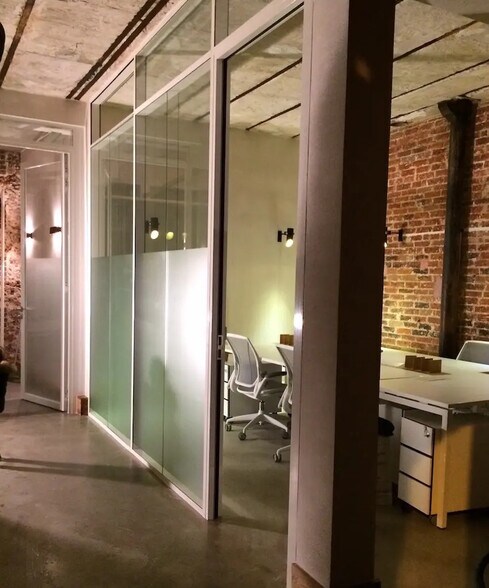 33 Rue Truffaut, Paris à louer - Photo de l’immeuble – Image 3 sur 5