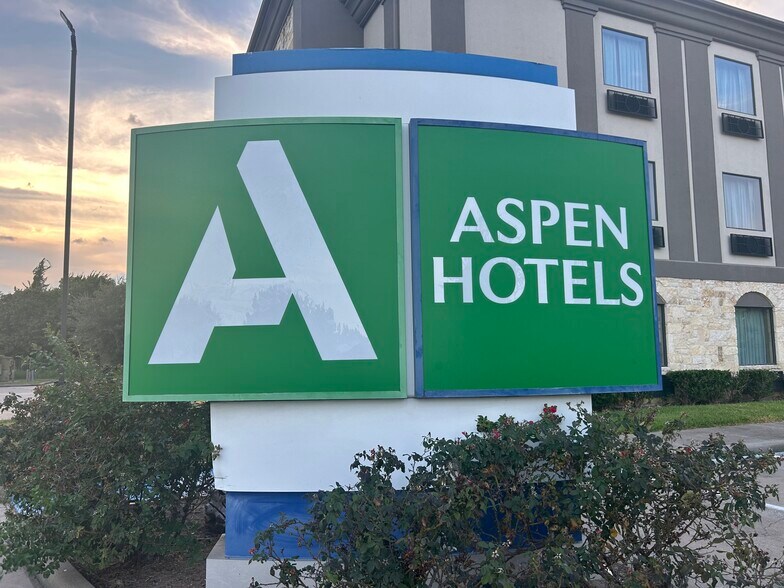 2205 Barker Oaks Dr, Houston, TX à vendre - Photo de l’immeuble – Image 2 sur 18