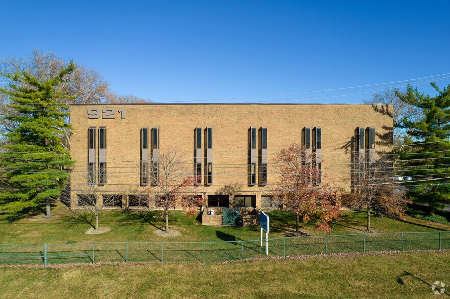 921 Chatham Ln, Columbus, OH à vendre - Photo de l’immeuble – Image 2 sur 22