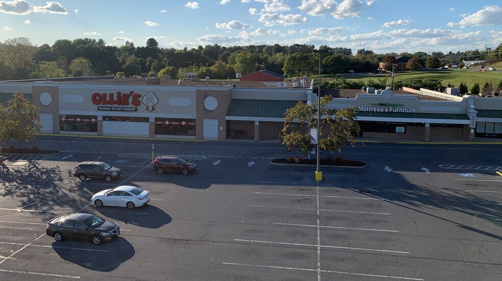 109 Lew Dewitt Blvd, Waynesboro, VA à louer - Photo de l’immeuble – Image 2 sur 31