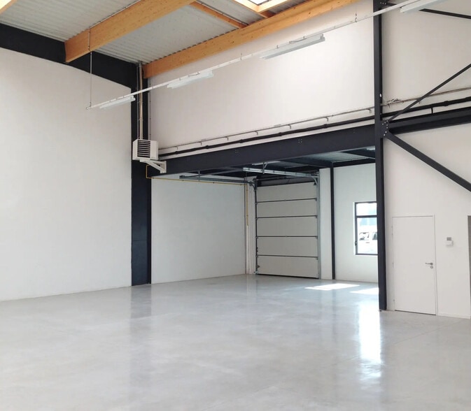 611 Avenue Marguerite Perey, Lieusaint à vendre - Photo de l’immeuble – Image 2 sur 4