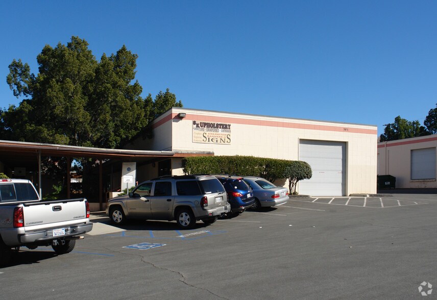 7075 Mission Gorge Rd, San Diego, CA à louer - Photo de l’immeuble – Image 2 sur 3