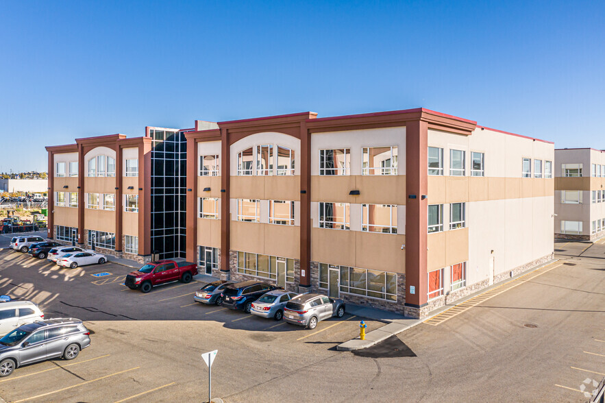 9470 51st Ave, Edmonton, AB à louer - Photo de l’immeuble – Image 1 sur 3