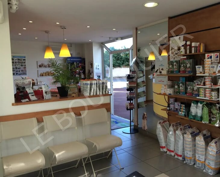 Local commercial dans Périgny à vendre - Photo de l’immeuble – Image 2 sur 3