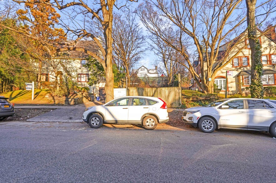 115-15 Curzon rd, Richmond Hill, NY à vendre - Photo de l’immeuble – Image 2 sur 17
