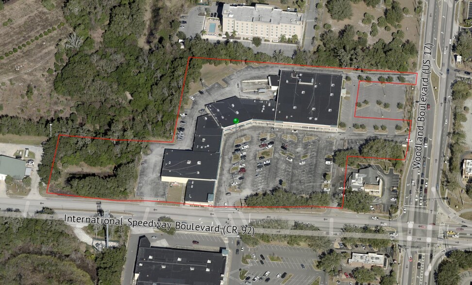 1588 N Woodland Blvd, Deland, FL à louer - Photo de l’immeuble – Image 2 sur 9