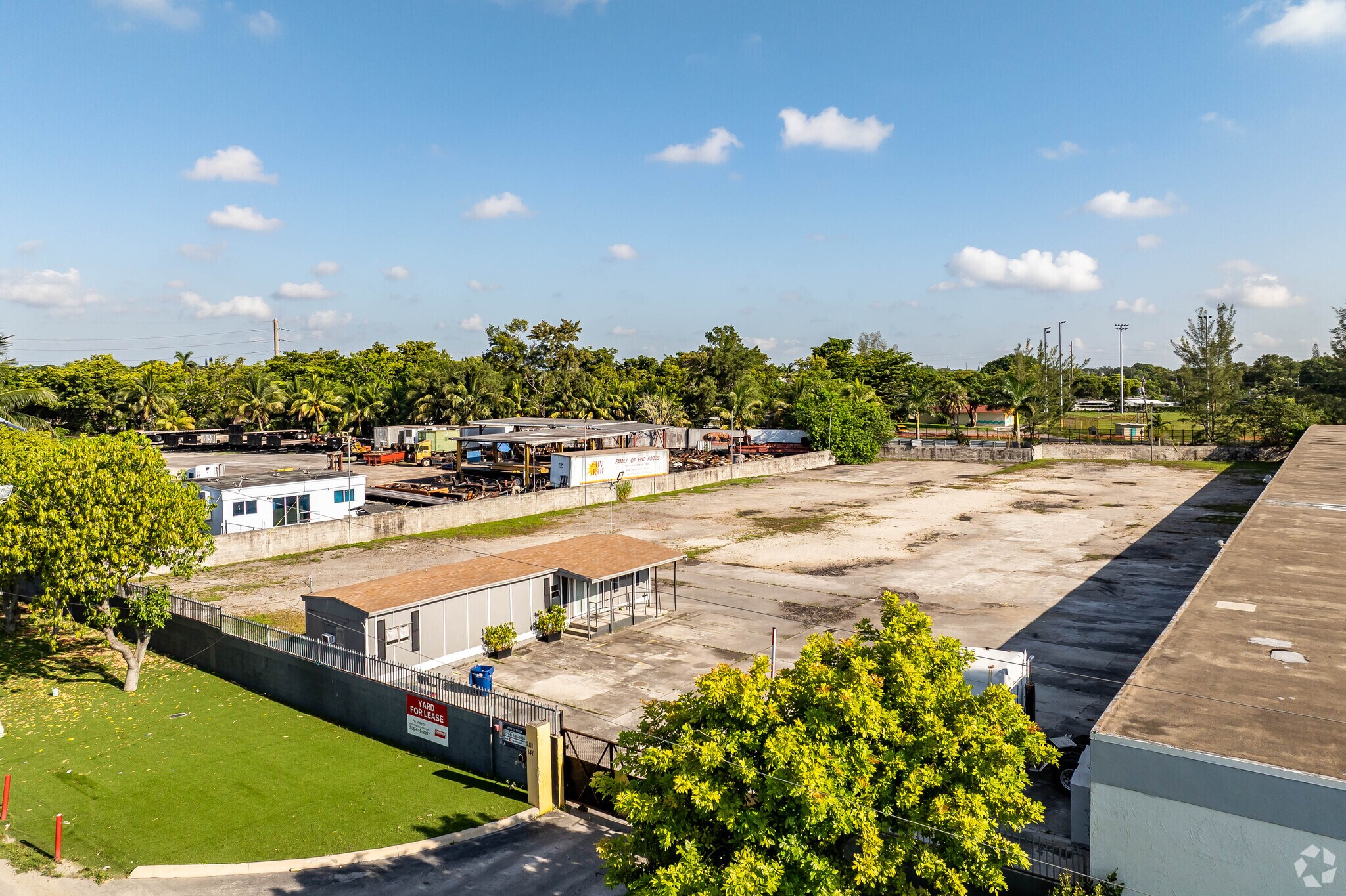 2111 NW 141st St, Opa-locka, FL à louer Photo de l’immeuble– Image 1 sur 19