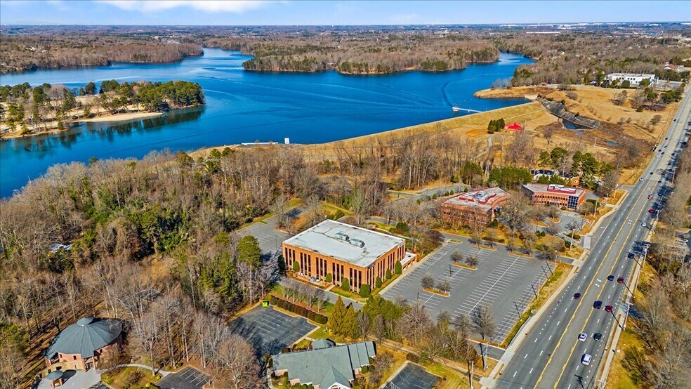 1823 Eastchester Dr, High Point, NC à louer - Aérien – Image 2 sur 15