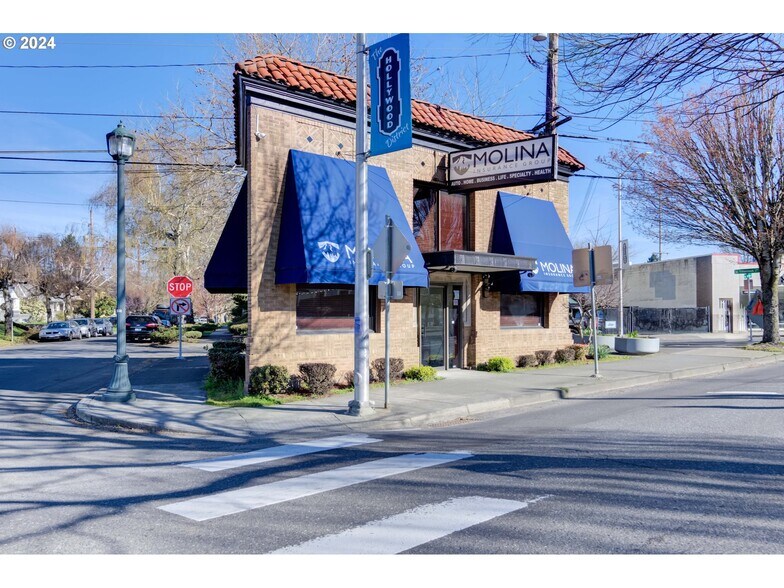 4515 NE Sandy Blvd, Portland, OR à vendre - Photo de l’immeuble – Image 3 sur 11
