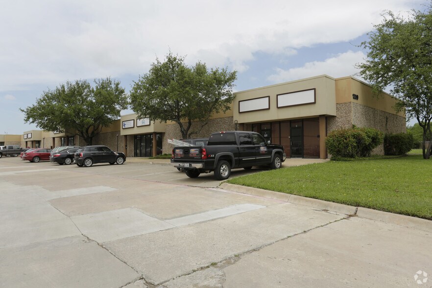1209 N Ave, Plano, TX à louer - Photo de l’immeuble – Image 3 sur 7