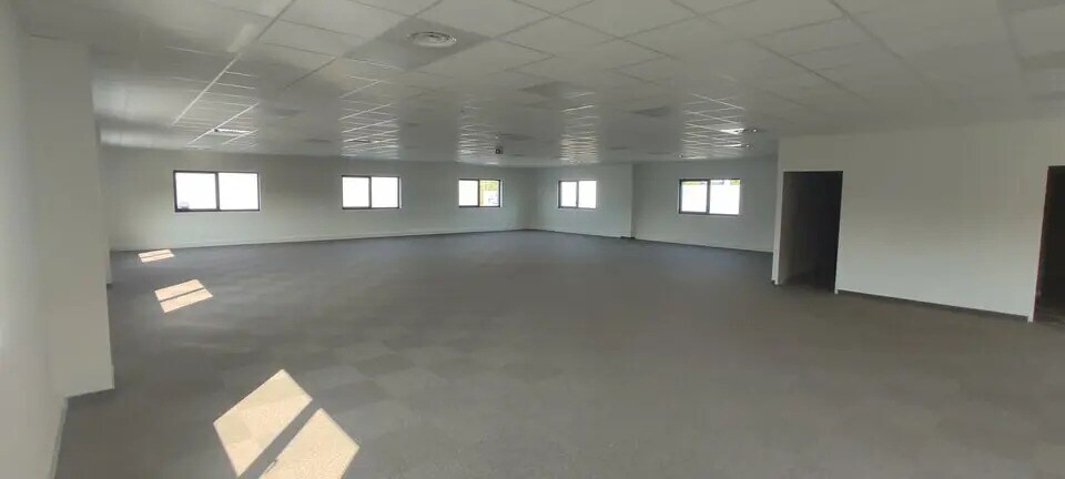 Bureau dans Bourgoin-Jallieu à louer - Photo de l’immeuble – Image 3 sur 12