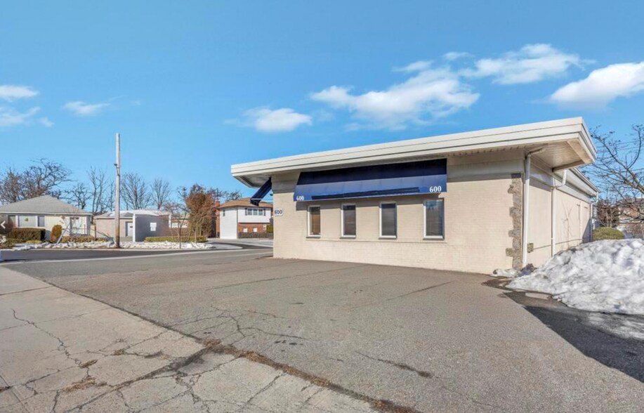 600 Hicksville Rd, Bethpage, NY à vendre - Photo de l’immeuble – Image 3 sur 8