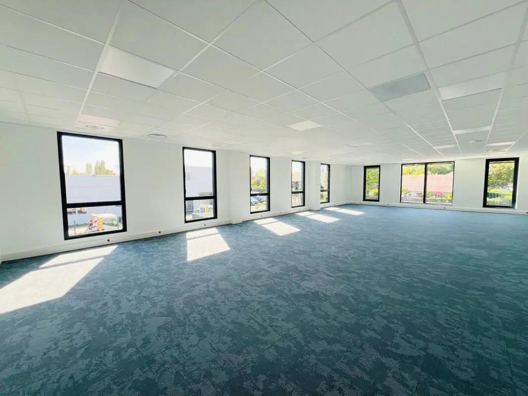 44/47 Rue Pierre Curie, Plaisir à louer Photo de l’immeuble– Image 1 sur 17