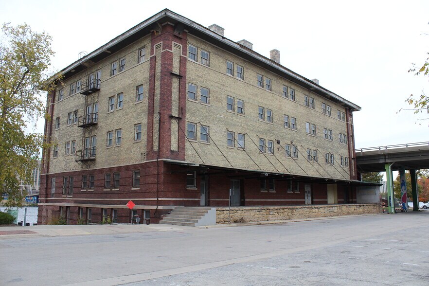 220 N Water St, Rockford, IL à vendre - Photo de l’immeuble – Image 2 sur 15