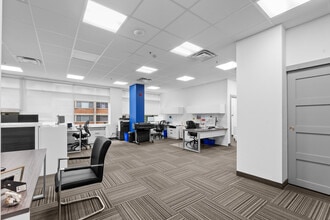 150 Boul De La Côte-Vertu, Saint-Laurent, QC à louer Photo intérieure– Image 1 sur 10