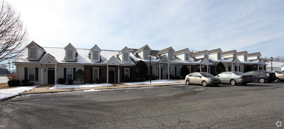 216 S Swing Rd, Greensboro, NC à louer - Photo principale – Image 1 sur 4