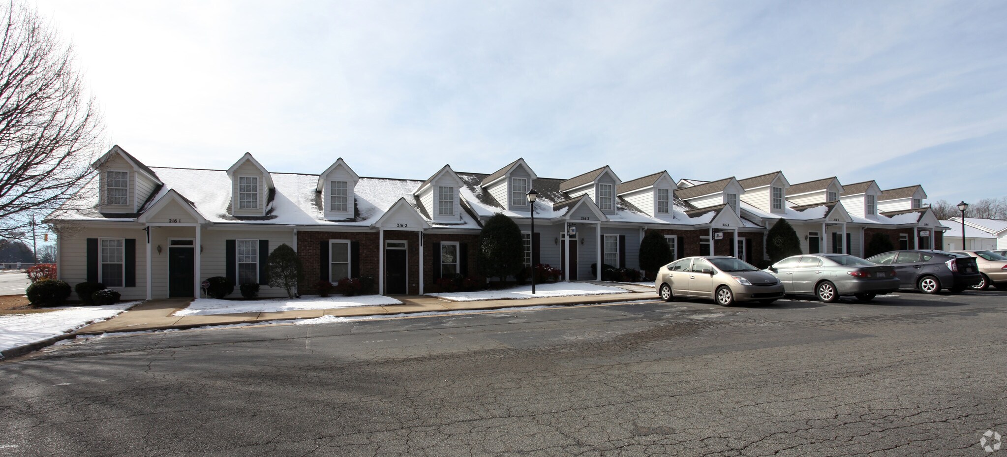 216 S Swing Rd, Greensboro, NC à louer Photo principale– Image 1 sur 5