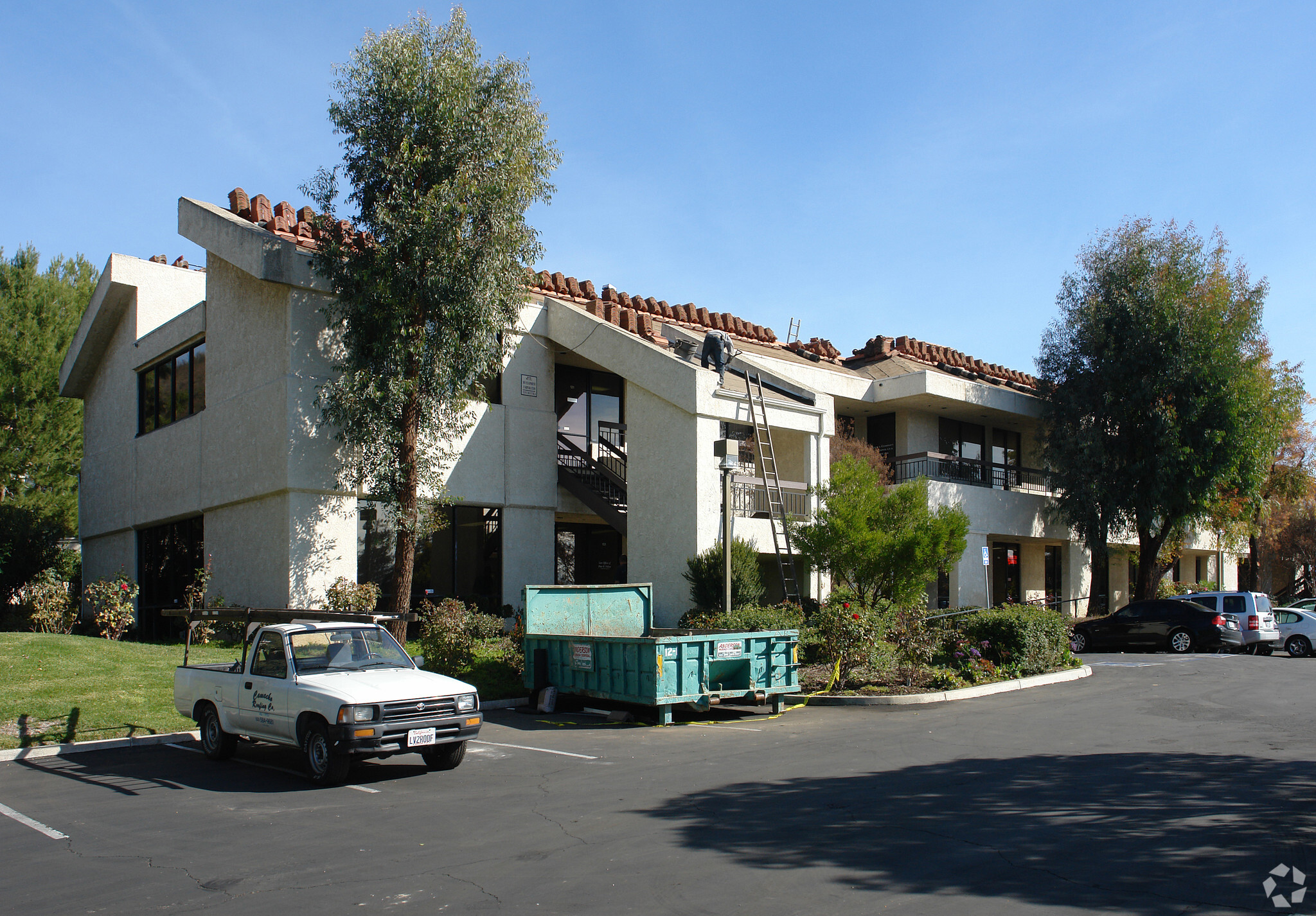 2955 E Hillcrest Dr, Thousand Oaks, CA à louer Photo principale– Image 1 sur 5
