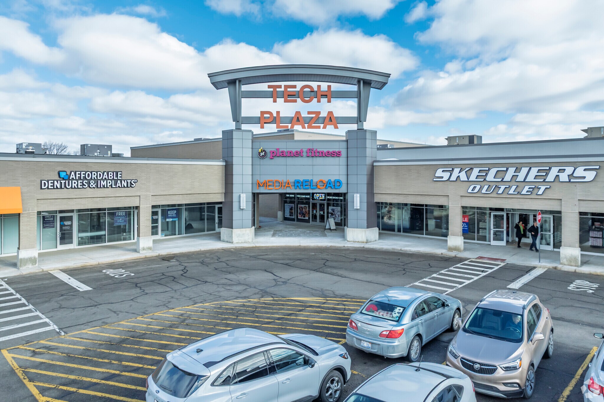 8301-8399 E 12 Mile Rd, Warren, MI à louer Photo de l’immeuble– Image 1 sur 24