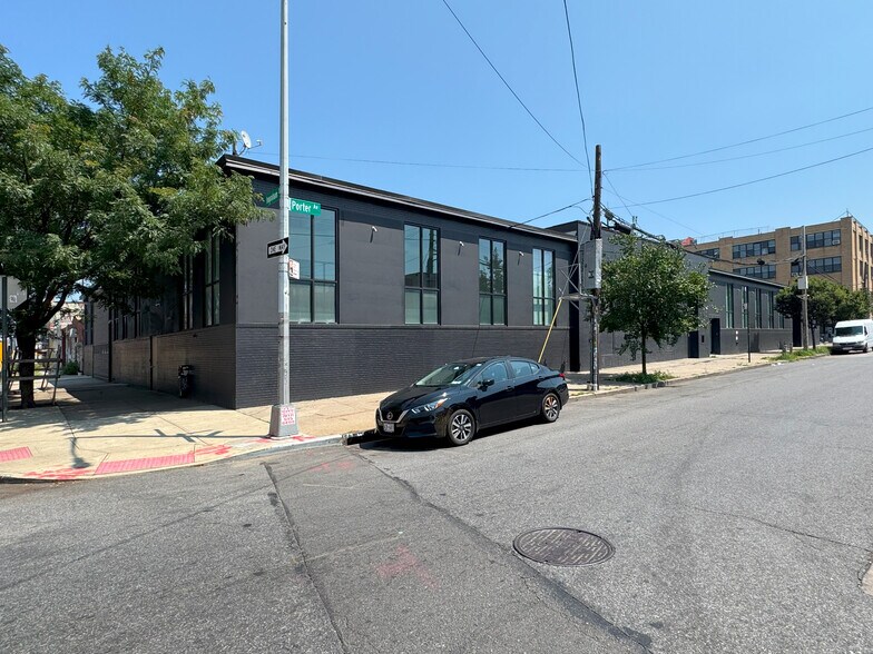 65-87 Porter Ave, Brooklyn, NY à louer - Photo de l’immeuble – Image 2 sur 4