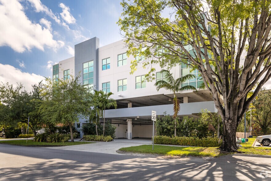 657 South Dr, Miami Springs, FL à louer - Photo de l’immeuble – Image 3 sur 6