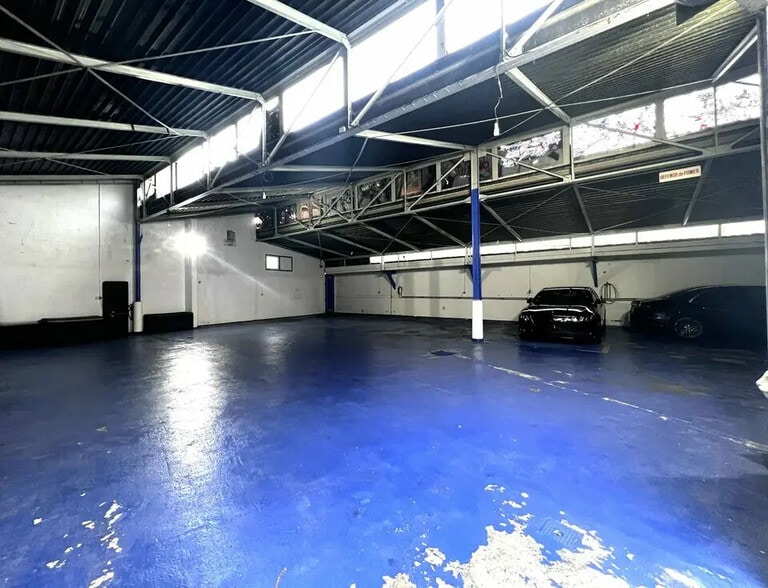 Industriel/Logistique dans Nice à vendre - Photo de l’immeuble – Image 1 sur 8