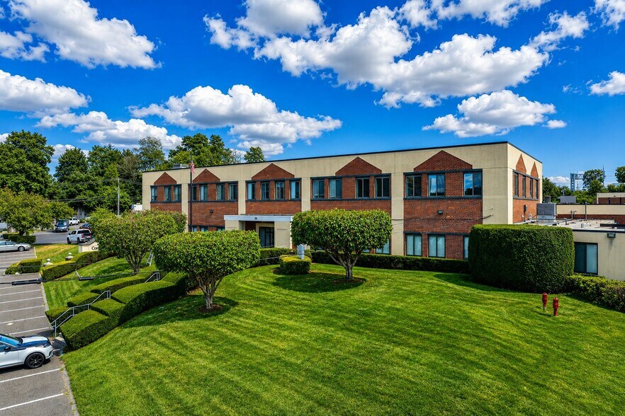 30 Commerce Rd, Stamford, CT à louer - Photo de l’immeuble – Image 1 sur 8