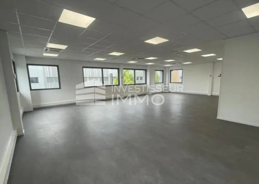 Local d’activités dans Émerainville à louer - Photo intérieure – Image 2 sur 5