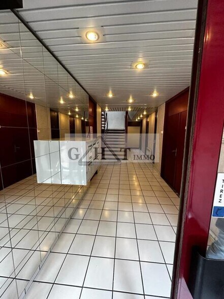 Bureau dans Pontoise à vendre - Hall d’entrée – Image 2 sur 7