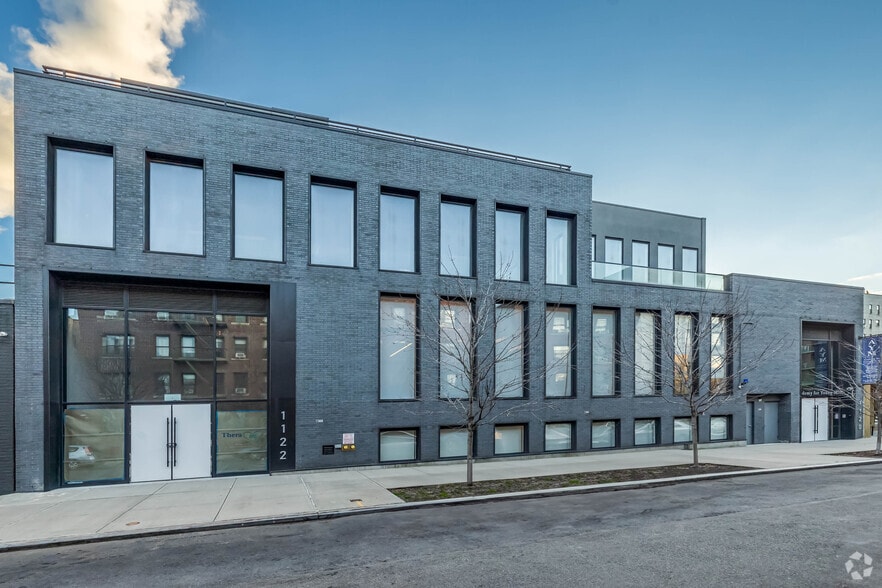 11-20 46th Rd, Long Island City, NY à louer - Photo principale – Image 1 sur 10