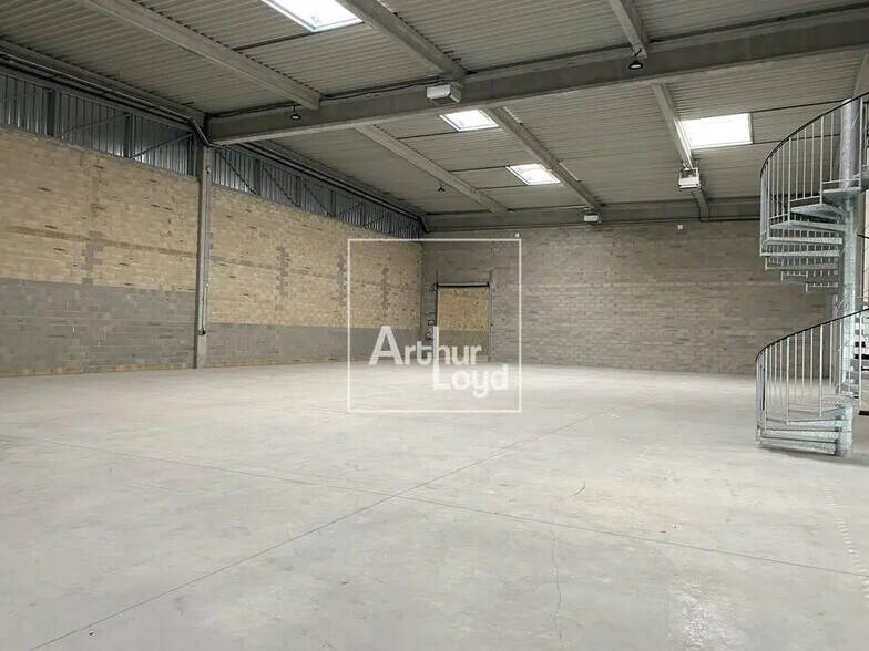 Local d’activités dans Lieusaint à louer - Photo de l’immeuble – Image 3 sur 10