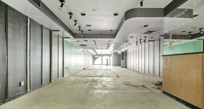 665-667 Yonge St, Toronto, ON à louer Photo intérieure– Image 2 sur 4