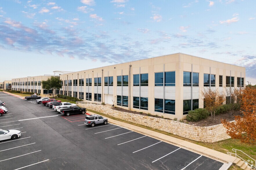 810 Hester's Crossing, Round Rock, TX à louer - Photo de l’immeuble – Image 3 sur 30