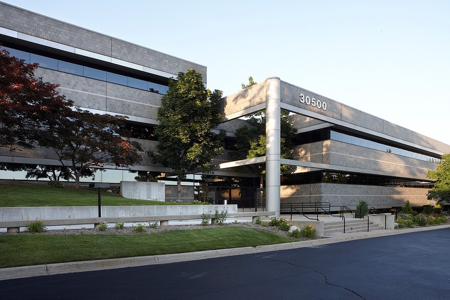 30500 Northwestern Hwy, Farmington Hills, MI à louer - Photo de l’immeuble – Image 2 sur 7
