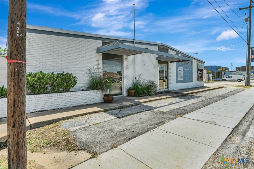 306 N Wells St, Edna, TX à vendre - Photo de l’immeuble – Image 2 sur 42