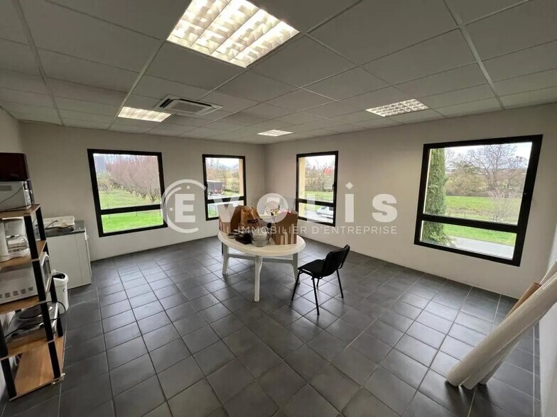 Local commercial dans Arnas à louer - Photo intérieure – Image 2 sur 9