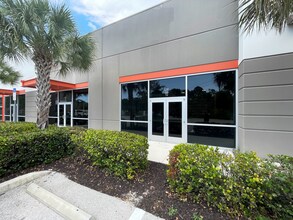 9211 Cockleshell Ct, Bonita Springs, FL à louer Photo de l’immeuble– Image 1 sur 7